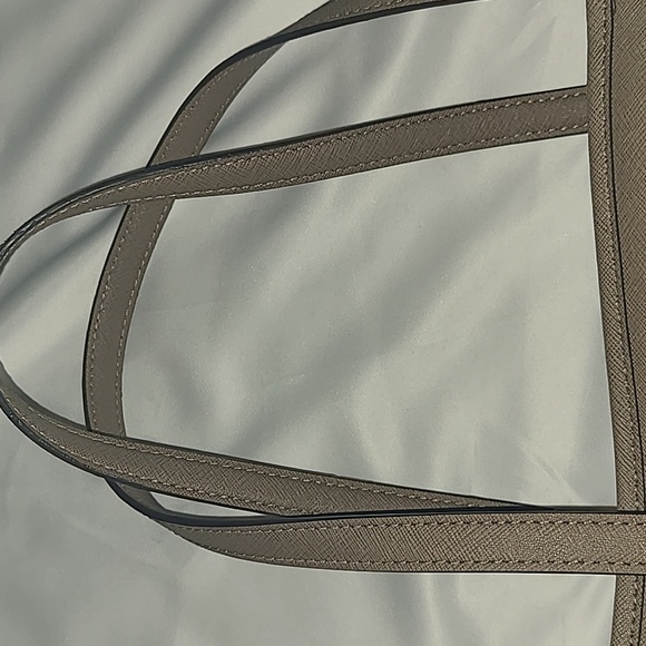 Michael Kors Jet Set Tote - Picture 8 of 9